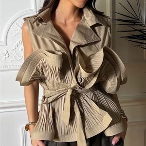 Lapel Sleeveless Ruffled Tee